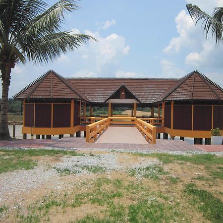 Green Village Pasir Salak Eco River Resort Kampung Gajah  Dış mekan fotoğraf